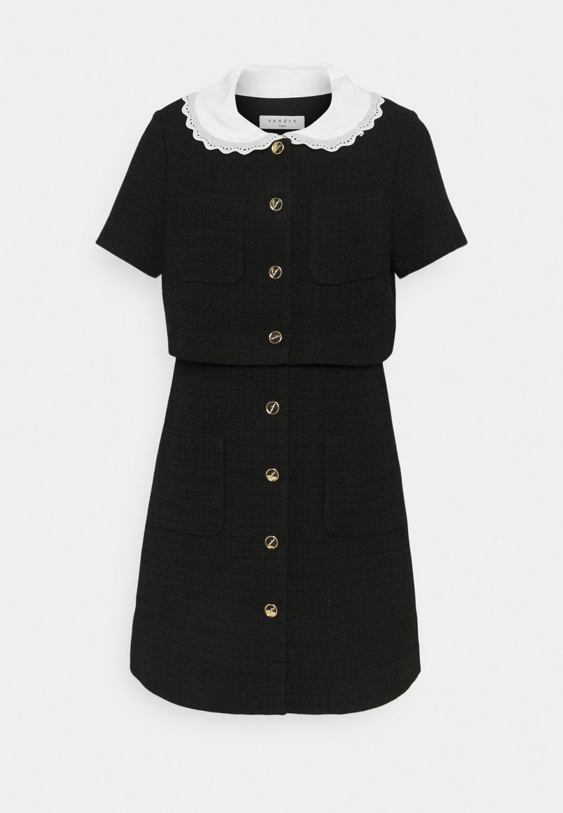 Schwarzes Kleid mit kurzen Ärmeln, weißem Kragen und goldenen Knöpfen. Verfügt über einen strukturierten Stoff und zwei vordere Taschen, die einen maßgeschneiderten Look bieten.