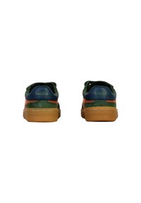 Scarpe da atletica in suede verde con accenti blu e dettagli arancioni. Presentano una suola in gomma e un logo sul retro. Progettate per un uso casual.