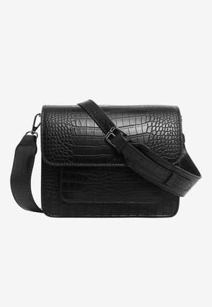 Sort crossbody taske med falsk krokodilletekstur og justerbar rem med spænde, klaplukning og rektangulært design.