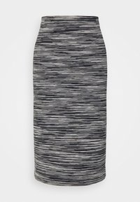 Černá a bílá tužková sukně s vodorovným pruhovaným vzorem. Vyrobena z elastického materiálu, s vysokým pasem a přiléhavým střihem.