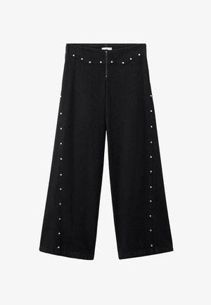 Zwarte wijde broek met een ritssluiting en decoratieve zilveren studs langs de tailleband en zijnaad. Gemaakt van duurzame stof.