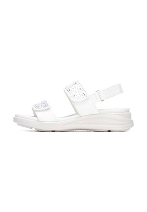 Sandalias de cuero blanco con dos tiras ajustables, un talón texturizado y una suela lisa con sutiles detalles punteados.