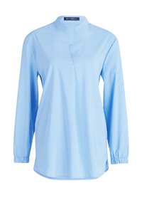 Jasnoniebieska bluzka z długim rękawem i kołnierzykiem mandarynkowym, z rozcięciem z przodu i bocznymi kieszeniami. Wykonana z gładkiego materiału o nieco luźnym kroju.