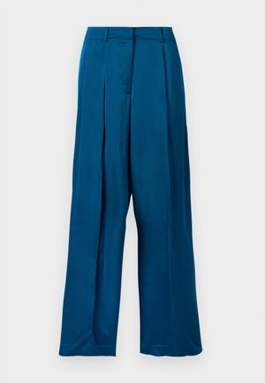 Pantaloni cu talie înaltă și picior larg, din țesătură albastră lucioasă, cu pliuri frontale și găici pentru curea, expuși pe un fundal simplu și deschis la culoare.