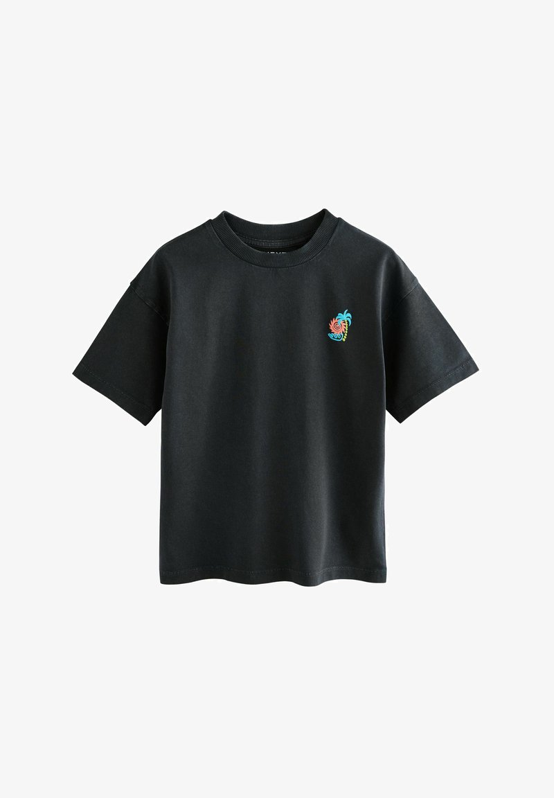 T-shirt noir à manches courtes avec col rond et petit motif tropical coloré sur la poitrine gauche.