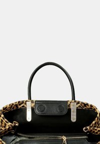 Borsa a tracolla con stampa leopardata, dettagli in pelle nera, hardware dorato e interno con zip. Manici arrotondati e design interno spazioso.
