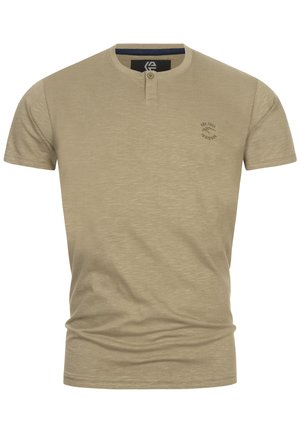 T-shirt beige a maniche corte realizzato in tessuto morbido, con scollatura henley a due bottoni e un piccolo logo stampato sul lato sinistro del petto.