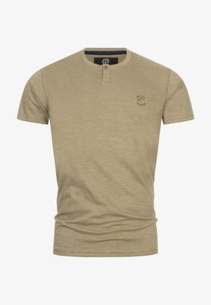 Beige t-shirt met korte mouwen, gemaakt van zachte stof, met een henley-halslijn met twee knopen en een klein gedrukt logo op de linkerkant van de borst.