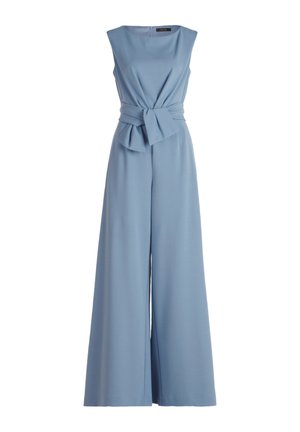 Kék ujjatlan overál, amelynek testhezálló fazonú a felső része, övvel hangsúlyozott derékkal és széles nadrágszárral rendelkezik, sima és könnyű anyagból készült.