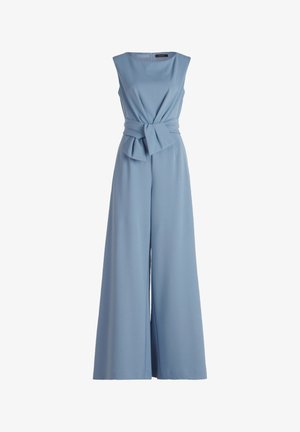 Blauer ärmelloser Jumpsuit mit passgenauer Oberseite, Gürtel in der Taille und weiter Hose, aus einem glatten, leichten Stoff gefertigt.