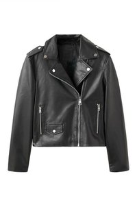 Zwarte leren motorjas met een cropped ontwerp, ritssluiting aan de voorkant, zijzakken en zilverkleurige accenten. Gladde textuur en scherpe kraag.