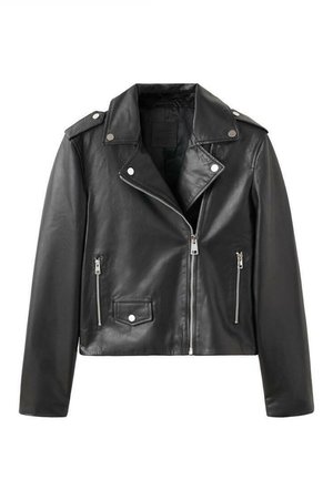 Czarna skórzana kurtka motocyklowa o krótkim kroju, z zamkiem błyskawicznym z przodu, bocznymi kieszeniami i srebrnymi elementami ozdobnymi. Gładka faktura i wyrazisty kołnierz.