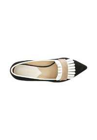 Scarpa flat a punta in camoscio nero con dettagli in pelle bianca e frange. Presenta una fascia in camoscio beige sulla parte superiore del piede.