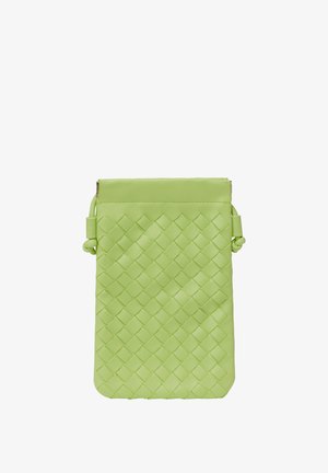 Torebka pleciona w jasnozielonej skórze o gładkiej fakturze, w kształcie prostokąta, z zakładanym wierzchem. Uzupełniona o boczny pasek.