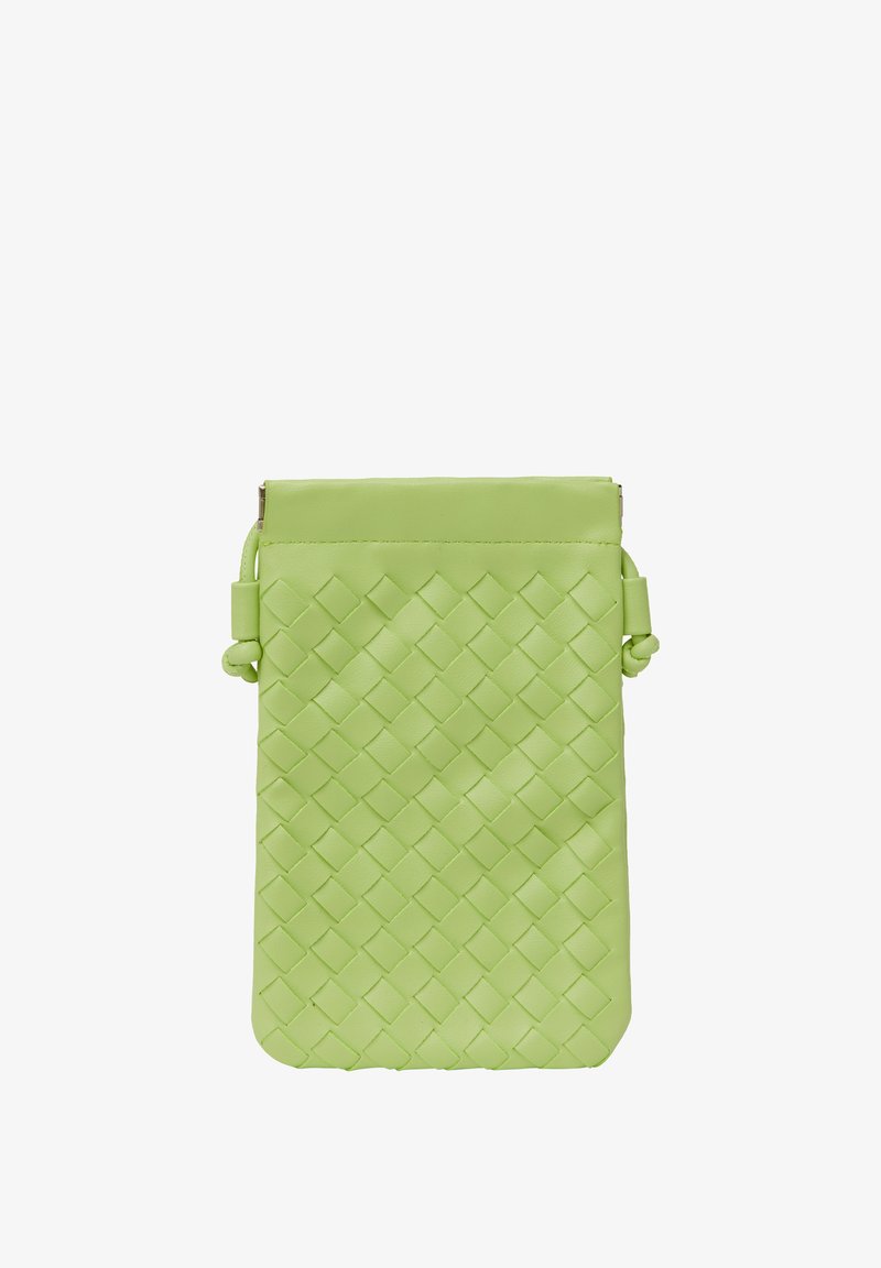 Bolso tejido en cuero verde claro con una textura suave, de forma rectangular y con parte superior plegable. Acentuado con una correa lateral.