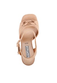 Sandalo in suede beige con punta aperta, dettaglio della fascia attorcigliata e cinturino alla caviglia. Suola piatta con soletta imbottita e etichetta del marchio all'interno.