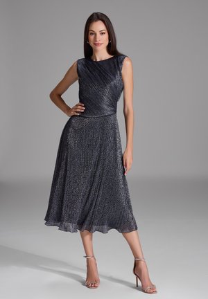 Ärmelloses Kleid in knielanger Länge in Dunkelblau mit einem strukturierten Muster. Der taillierte Oberteil geht in einen weit auslaufenden Rock über, der einen leichten Glanz hat.