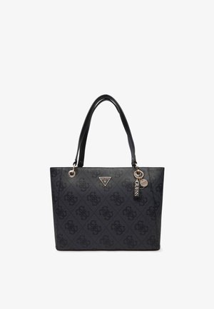 Sac cabas noir Guess avec doubles poignées, imprimé logo à motif, plaque triangulaire en métal avec logo, et deux breloques en métal avec logo suspendues.