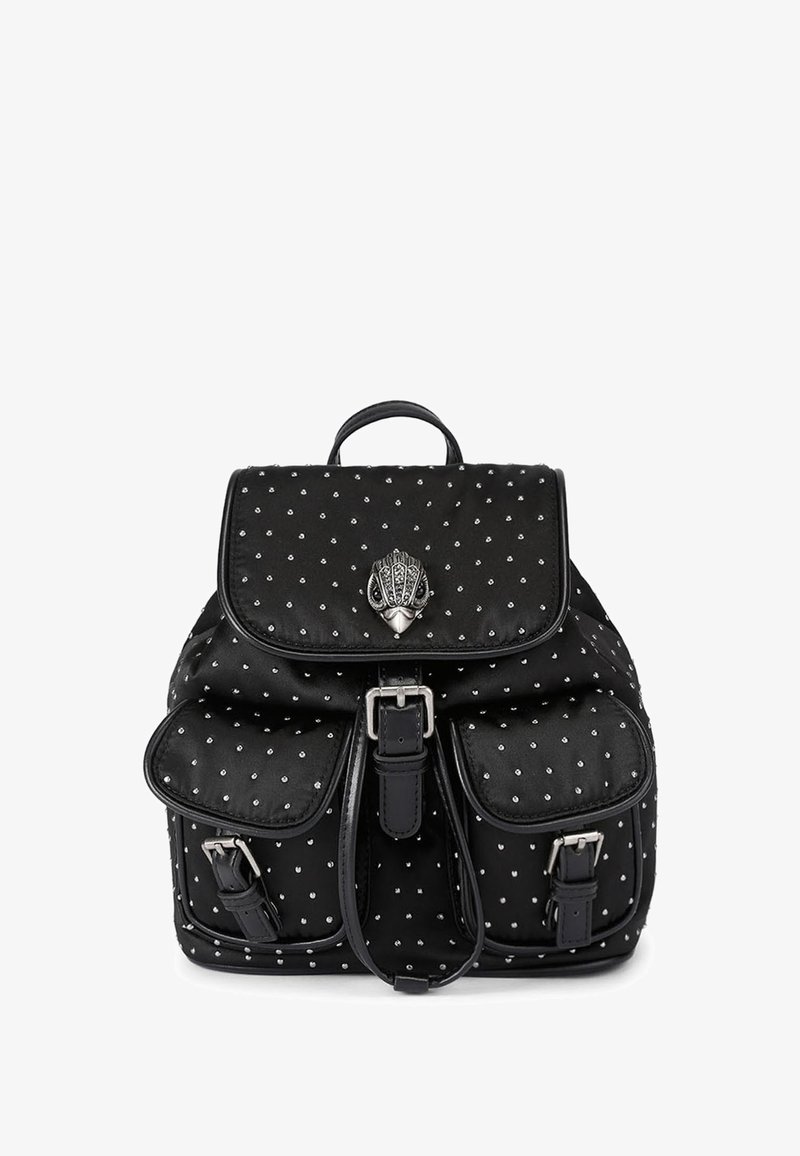 Czarny plecak z srebrnymi ćwiekami, dwoma przednimi kieszeniami zapinanymi na klamry, klapą z ozdobną srebrną klamrą w kształcie głowy zwierzęcia oraz górnym uchwytem.