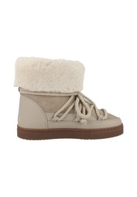 Botín beige de cuero y ante, con un suave puño de piel de pelo, cordones de cuerda y suela de goma.