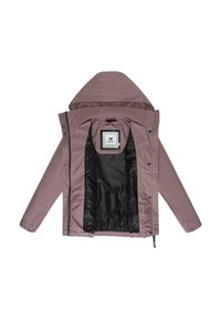 Chaqueta de lluvia en un suave color malva con capucha, que presenta un cierre con cremallera y botón a presión, y un forro negro con un patrón sutil. Etiqueta interior visible.
