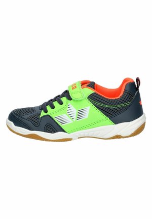Kindersportschuh mit schwarzem Mesh, neongrünem Seitenpanel, orangefarbenem Innenfutter, weißer Sohle und schwarzen Schnürsenkeln mit grünem Klettverschluss.