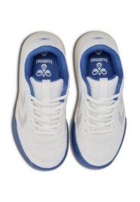 Scarpe da ginnastica bianche con accenti blu, parte superiore in rete, lacci texture e suola in gomma. Presenta il logo sulla linguetta e un design elegante.