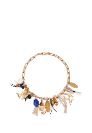 Złota bransoletka łańcuchowa z różnymi zawieszkami, w tym niebieską koraliką, złotą rybką, gwiazdką oraz różnymi kolorowymi koralikami i frędzlami.