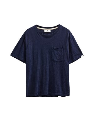Navyblauw T-shirt met korte mouwen, ronde hals en linkerborstzak, plat weergegeven op een witte achtergrond.