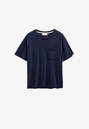 Navyblauw T-shirt met korte mouwen, ronde hals en linkerborstzak, plat weergegeven op een witte achtergrond.