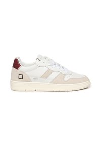 Sneakers bianchi e beige con una parte superiore in pelle e camoscio, caratterizzati da un tacco bordeaux, lacci bianchi e una suola in gomma testurizzata. Dettaglio con logo quadrato.