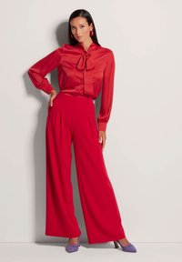 MADELEINE SCHLUPF MIT ELEGANTER BEINWEITE - Stoffhose - red