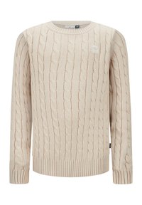 Beige Kabelstrickpullover mit Rundhalsausschnitt, gerippten Bündchen und Saum, der dezente Strukturmuster und ein kleines Logo-Patch auf der Brust aufweist.