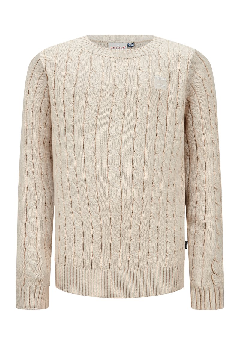 Beige Kabelstrickpullover mit Rundhalsausschnitt, gerippten Bündchen und Saum, der dezente Strukturmuster und ein kleines Logo-Patch auf der Brust aufweist.
