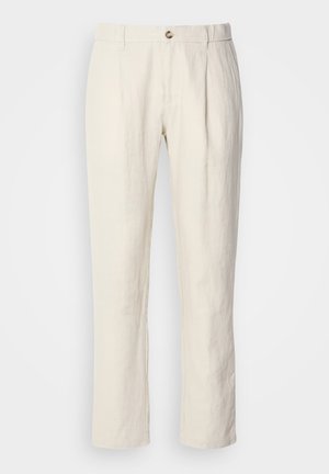 Pantalons droits beiges avec fermeture à bouton, passants de ceinture et plis sur le devant.