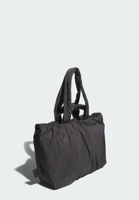 Μαύρη τσάντα tote από ύφασμα με σχεδιασμό με πτυχώσεις, διαθέτει δύο καμπυλωτές λαβές και καρτελάκι με λογότυπ ο. Λείο ύφασμα και ελαφρύ υλικό.