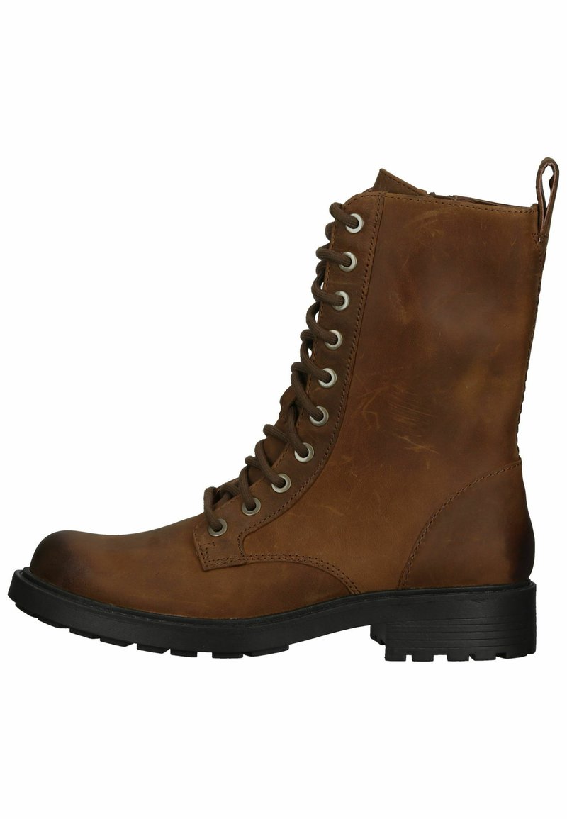 Bottines en cuir marron à lacets avec un bout rond, surface texturée, œillets en métal et semelle en caoutchouc noir. Dispose d'une tirette à l'arrière.