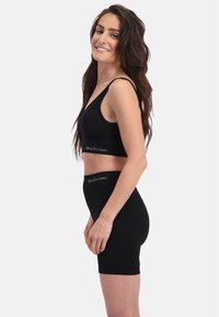 Bamboo Basics SUZE BIKERSHORT - Pantalón corto de deporte - black
