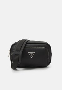 Borsa a tracolla nera in materiale sintetico con scomparti con zip, superficie testurizzata, accessori in argento e accento del logo triangolare sul fronte.