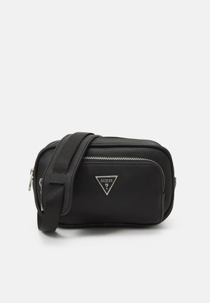 Borsa a tracolla nera in materiale sintetico con scomparti con zip, superficie testurizzata, accessori in argento e accento del logo triangolare sul fronte.