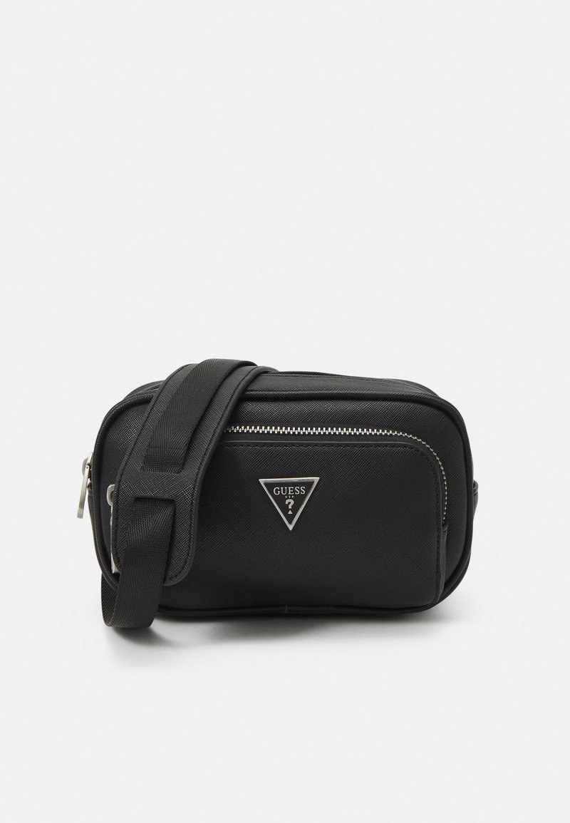 Borsa a tracolla nera in materiale sintetico con scomparti con zip, superficie testurizzata, accessori in argento e accento del logo triangolare sul fronte.