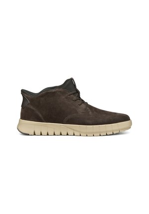Sneaker in camoscio marrone scuro alta alla caviglia con suola spesso segmentata beige chiaro e collo imbottito nero su sfondo bianco.