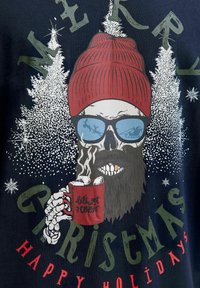 Koszulka graficzna przedstawiająca czaszkę z brodą i czerwoną czapką beanie, trzymającą czerwoną filiżankę. Na tle znajduje się napis "Wesołych Świąt" oraz "Zróbmy sobie przytulnie." Ciemne tło.