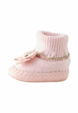 Rosa gestrickter Babystiefel mit geripptem Bund, verziert mit einer Schleife und dekorativer metallischer Kante auf einer weichen Ledersohle, mit Stichdetails.