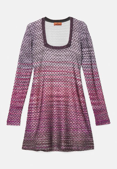 Μακρυμάνικο φόρεμα με σχέδιο γκράντεντ από ανοιχτό μωβ έως ροζ. Κατασκευασμένο από υφασμάτινο πλεκτό με τετράγωνη λαιμόκοψη και λαμπερές λεπτομέρειες.