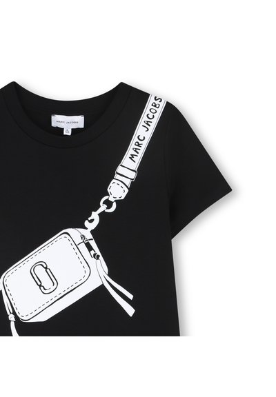 Μαύρο T-shirt με λευκό γραφικό ενός τσαντιού με λουράκι. Το λουράκι φέρει την επιγραφή "MARC JACOBS", προσθέτοντας αντίθεση και λεπτομέρεια.