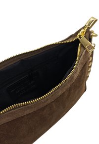 Pochette en daim marron avec une fermeture éclair dorée. L'intérieur est doublé de tissu noir. Extérieur légèrement texturé sans matériel ou accents supplémentaires.