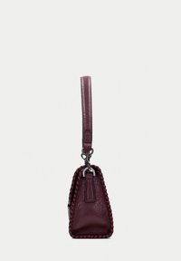 Mörk burgundy läderväska med triangulär form, texturerad yta, flätade kantdetaljer och ett handtag på toppen. Silverfärgade detaljer.