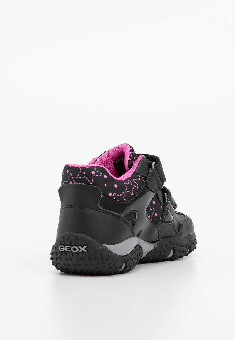 Schwarze High-Top-Schuhe mit pinken Sternmuster-Akzenten, Klettverschluss, strukturierten Gummisohlen und gepolstertem pinken Innenfutter.