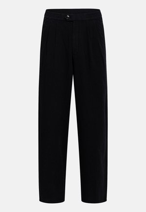 Μαύρο παντελόνι με ίσια γραμμή, ελαστική μέση, κουμπωτή κλείσιμο, πιέτες μπροστά και τσέπες στο πλάι σε μονόχρωμο φόντο.